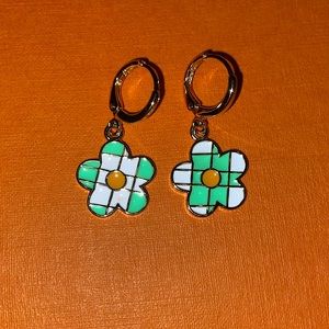 NWT Hypoallergenic Green Flower earrings